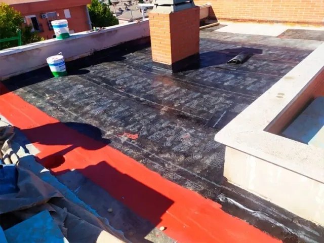Reparación real de una filtración con lámina asfáltica alrededor de una chimenea