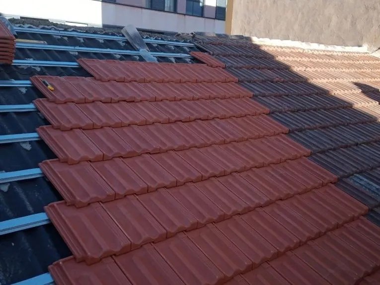 Trabajo real de sustitución y colocación de teja nueva en Castellón