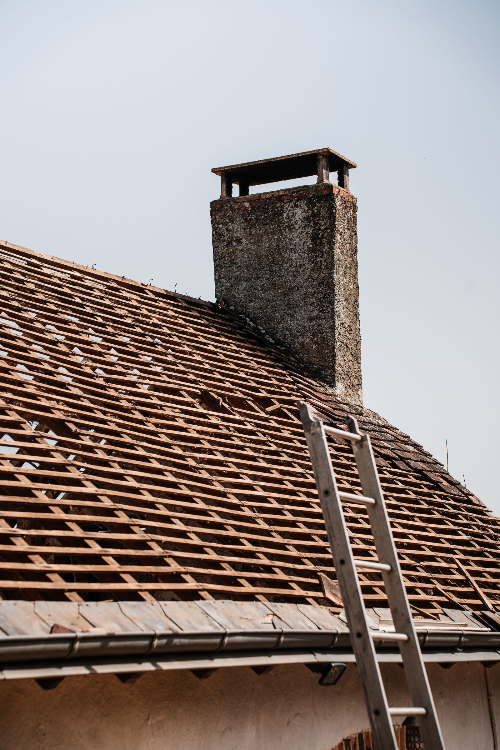 Cubierta de una vivienda durante la retirada de tejas y preparación para su rehabilitación